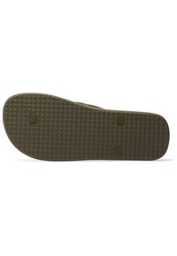 Sole dari sandal karet berwarna hijau zaitun, menampilkan pola grid bertekstur dan dua aksen logo, memberikan daya tahan dan cakupan.