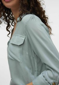 Vero Moda VMBUMPY L/S NEW NOOS - Košilová halenka  - gray mist