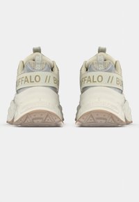 Krém- és szürke szövet felsőrészű sportcipők, kontrasztos szürke pánttal, "BUFFALO" felirattal, texturált sarokkal és masszív fehér talppal.