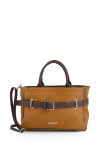 Middelgrote, bruine en tan leren handtas met dubbele handgrepen, een afneembare schouderriem en een brede, bruine riem als accent. Bevat een logo.