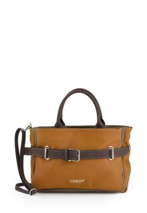 Middelgrote, bruine en tan leren handtas met dubbele handgrepen, een afneembare schouderriem en een brede, bruine riem als accent. Bevat een logo.