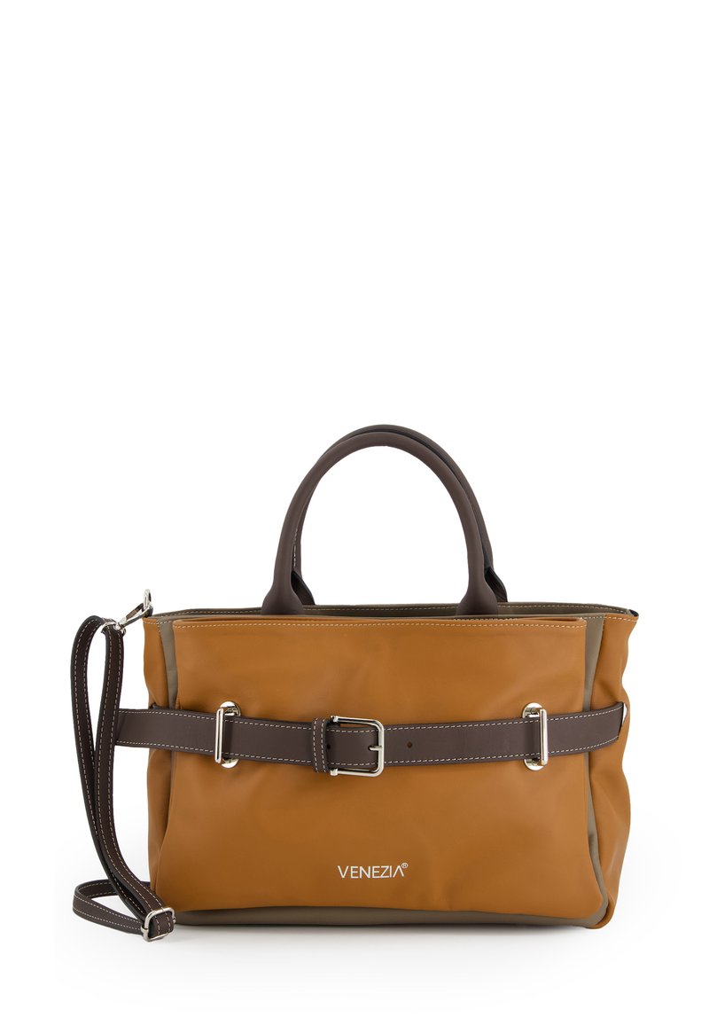 Middelgrote, bruine en tan leren handtas met dubbele handgrepen, een afneembare schouderriem en een brede, bruine riem als accent. Bevat een logo.