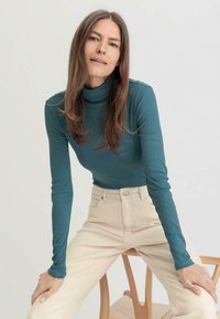 hessnatur Longsleeve - ozeangrün