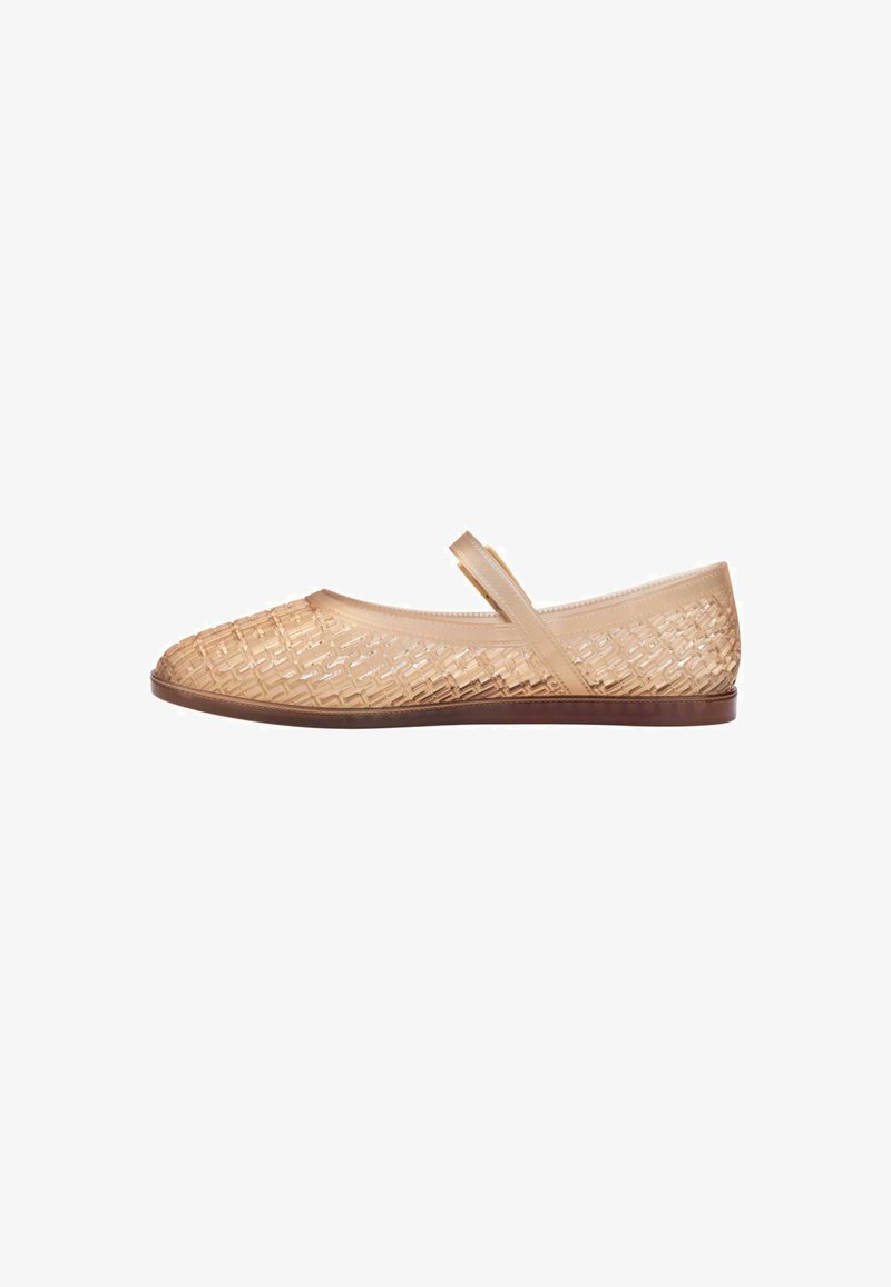 Bailarinas beige con un patrón trenzado, fabricadas en material flexible. Cuentan con una suela plana y una correa en el tobillo discreta para un ajuste seguro.