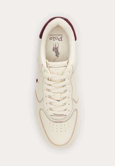 Αθλητικό παπούτσι Polo Ralph Lauren σε κρεμ απόχρωση με κορδόνια, διάτρητη μύτη και μπορντό λογότυπο στην εσωτερική σόλα και την ταμπέλα της φτέρνας, από πάνω.