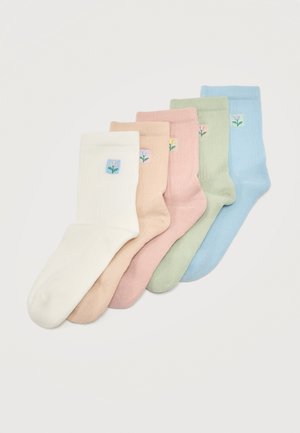 Öt pasztell színű zokni (fehér, bézs, rózsaszín, zöld, kék), mindegyik tetején egy kis hímzett virág folttal.