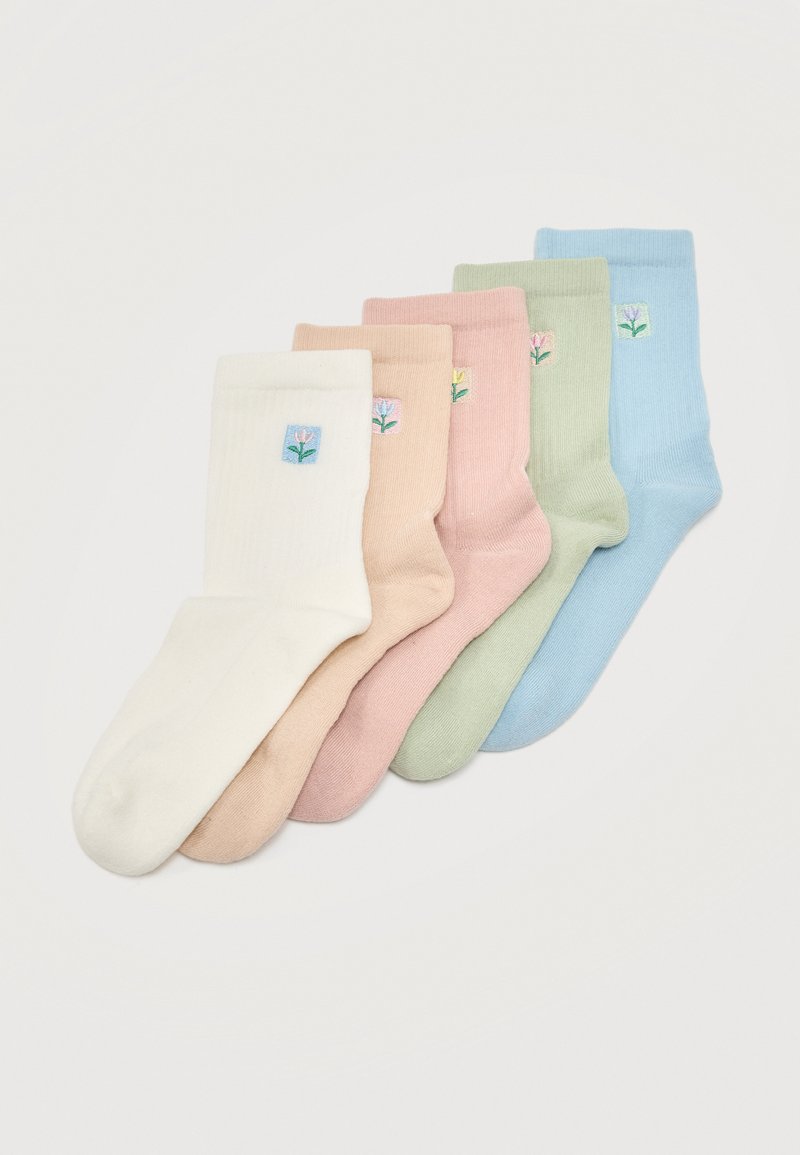 Πέντε κάλτσες παστέλ χρώματα (λευκό, μπεζ, ροζ, πράσινο, μπλε), η κάθε μία κεντημένη με ένα μικρό λουλουδάκι κοντά στην κορυφή.