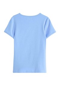 Lichtblauw T-shirt met korte mouwen van zachte katoen. Heeft een ronde halslijn, een eenvoudig ontwerp en nette stiksels langs de randen.