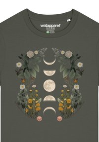 Donkergroene t-shirt met bloemenmotieven, waaronder bladeren en bloemen, die een reeks maanfasen in het midden omlijsten.