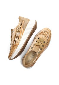 Lichte sneakers met een tan suède bovenwerk met geweven details. Witte rubberen tussenzool met een gestructureerde zool, messing siervooren en vetersluiting.