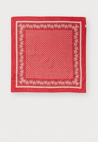 Bandana rouge avec un centre à pois et une bordure décorative avec des motifs de cœurs. Fabriqué en tissu léger avec une texture lisse.