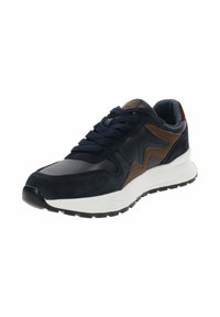 Sneaker da uomo con tomaia in suede e pelle blu navy, dettagli marroni, intersuola bianca e suola in gomma nera con texture.