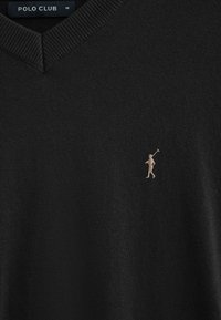 Suéter negro con cuello en V hecho de tela suave que presenta un pequeño logo de golfista de color claro en el lado izquierdo del pecho. Textura lisa y diseño sencillo.