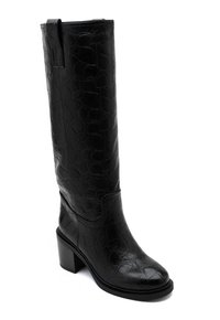 Bottine noire en cuir montée jusqu'au genou avec une texture imprimée crocodile, un talon compensé et un bout rond ; elle se dote d'une languette en haut pour un enfilage facile.