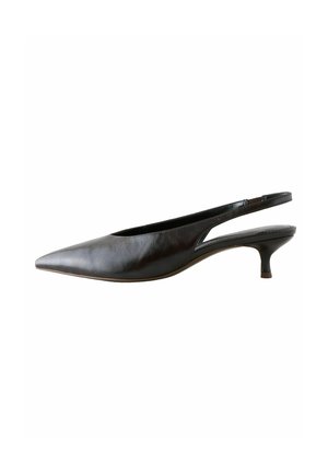 Sandal à talon noir élégant avec un bout pointu et un petit talon, sur fond blanc uni.