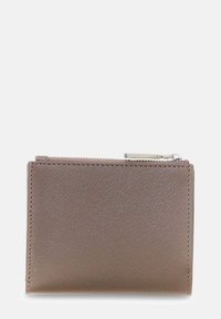 Portafoglio in pelle marrone testurizzata con chiusura a zip, forma rettangolare e design minimalista, caratterizzato da una leggera lucentezza e cuciture pulite.