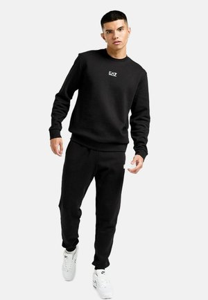 Felpa nera e pantaloni sportivi realizzati in tessuto misto cotone, con un piccolo logo bianco "EAZ" sul petto e una vestibilità rilassata.