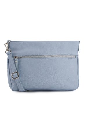 Lichtblauwe leren crossbodytas met verstelbare riem, voorvak met ritssluiting en zilverkleurige hardware.