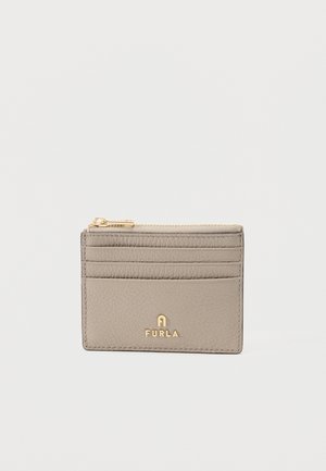 Porte-cartes en cuir taupe avec quatre emplacements pour cartes, compartiment zippé pour pièces et logo Furla doré à l'avant.