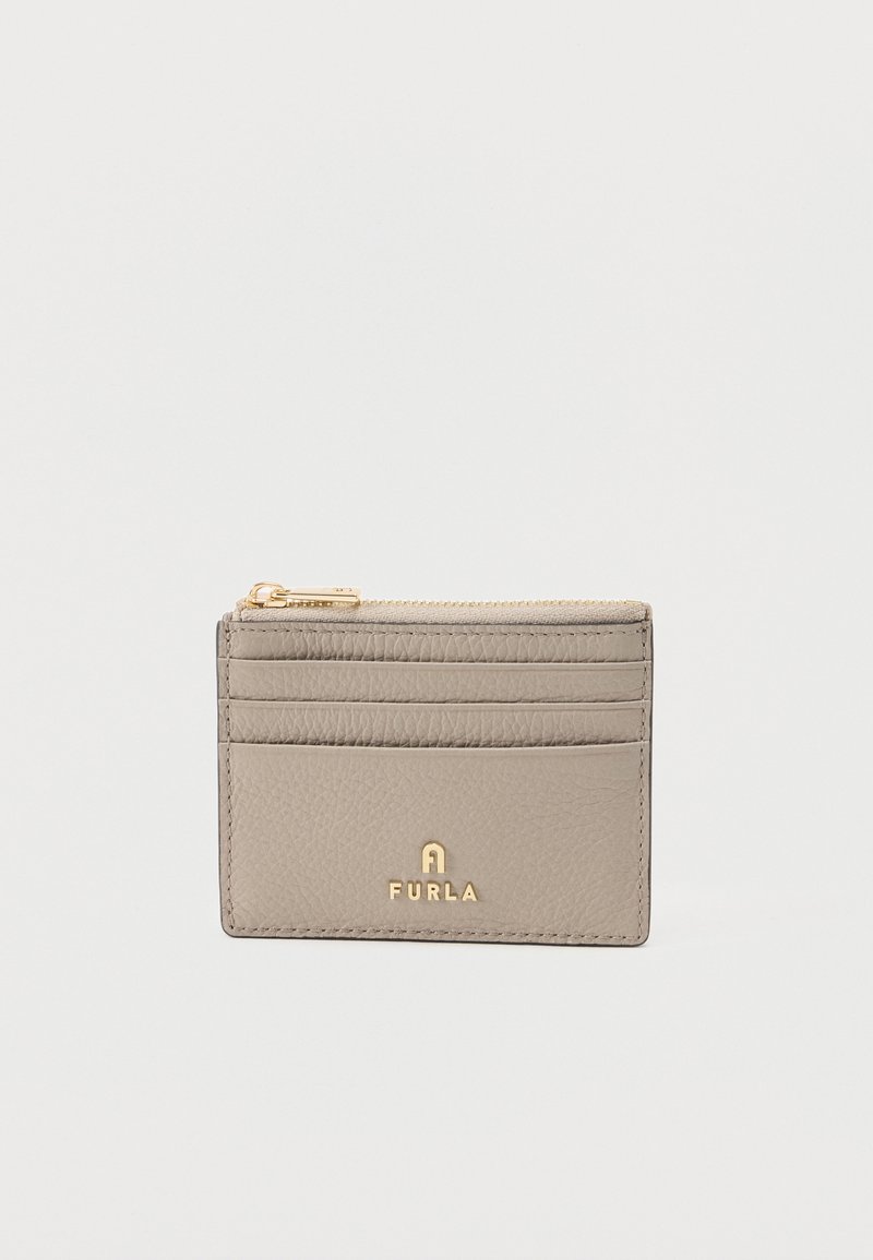 Porte-cartes en cuir taupe avec quatre emplacements pour cartes, compartiment zippé pour pièces et logo Furla doré à l'avant.