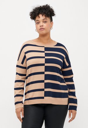 Strikkegenser med horisontale striper i beige og marineblå, rund hals, løs passform og ribbestrikkede mansjetter og kant.