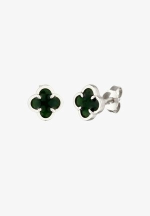 Boucles d'oreilles clous en pierre précieuse verte en forme de trèfle, montées en argent. Présentent une texture lisse et une finition polie.