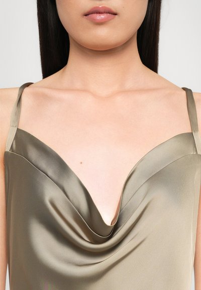 Olivgrön satin cami med djup V-halsringning, tunna axelband och draperad framsidesdesign. Slät textur med subtil lyster.