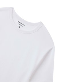 Biała, ciężka koszulka z okrągłym dekoltem, z haftowanym wykończeniem dekoltu. Metka z napisem "Terranova" i rozmiarem "XL". Gładki, bawełniany materiał.