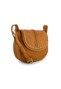 Sac bandoulière en cuir tan avec un détail tressé sur le rabat, des clous dorés autour du bord et une bandoulière réglable.