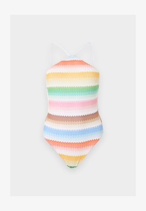 Ολόσωμο μαγιό με λεπτές τιράντες και οριζόντιες ζιγκ-ζαγκ ρίγες σε πορτοκαλί, κίτρινο, πράσινο, ροζ, καφέ, μπλε και λευκό σε λευκό φόντο.