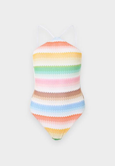 Ολόσωμο μαγιό με λεπτές τιράντες και οριζόντιες ζιγκ-ζαγκ ρίγες σε πορτοκαλί, κίτρινο, πράσινο, ροζ, καφέ, μπλε και λευκό σε λευκό φόντο.