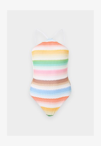 Ολόσωμο μαγιό με λεπτές τιράντες και οριζόντιες ζιγκ-ζαγκ ρίγες σε πορτοκαλί, κίτρινο, πράσινο, ροζ, καφέ, μπλε και λευκό σε λευκό φόντο.