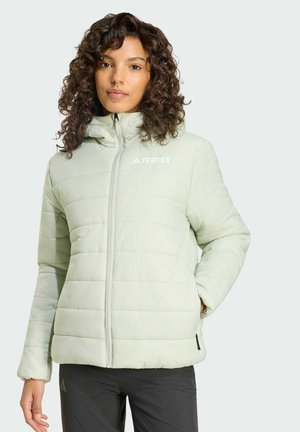 Jasnozielona pikowana kurtka puchowa z pełnym zamkiem błyskawicznym i kapturem. Posiada subtelne logo na piersi. Miękka w dotyku i o luźnym kroju.