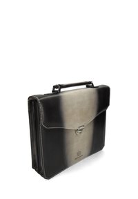 Maletín de cuero con un color degradado que va del negro oscuro al gris claro, con cierre de solapa, costuras en contraste y un asa en la parte superior.