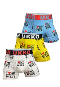Tre par herrboxershorts: blå, gula och vita, med texten "JAG ÄLSKAR MIN FANTASTISKA FRU" i svart med röda detaljer på midjebanden.