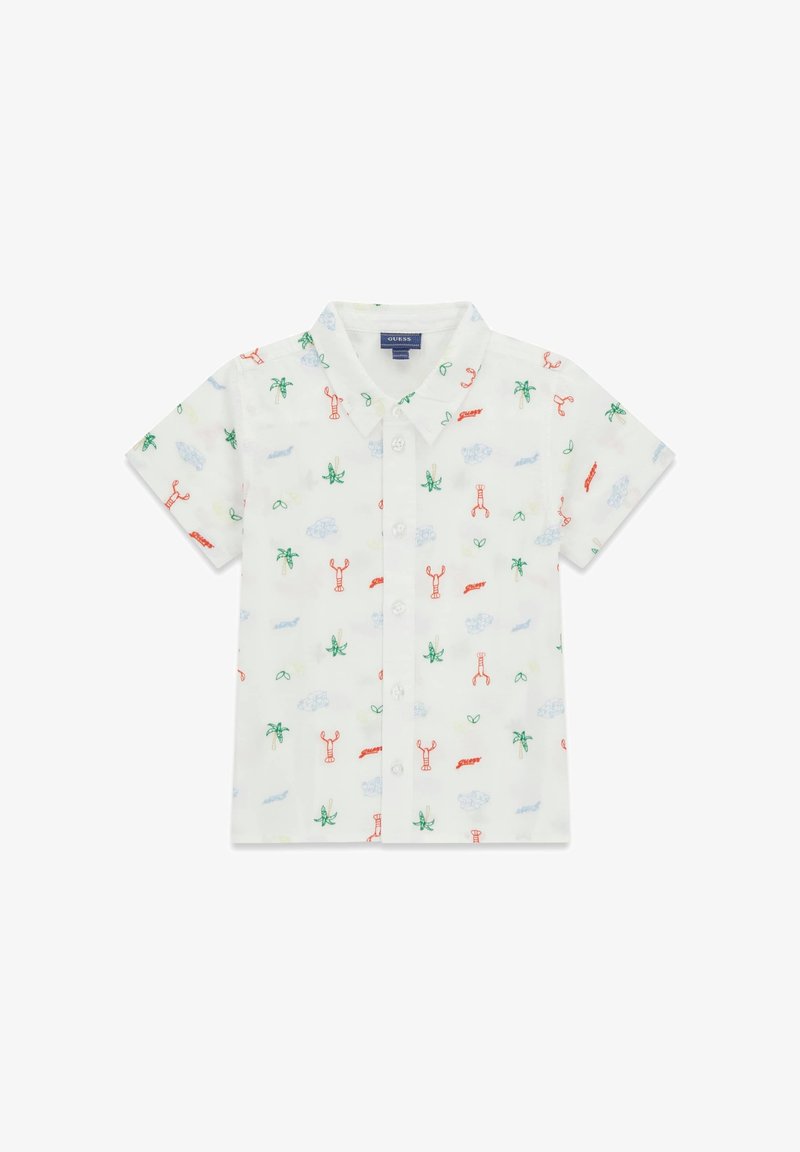Chemise blanche à manches courtes avec col et boutons, présentant de petites impressions colorées de homards, de palmiers et le mot "Guess" dispersés sur le tissu.