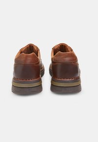 Bata Stringate sportive - marrone