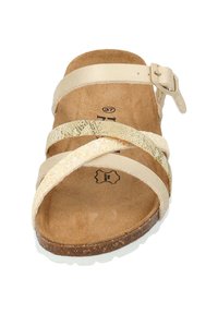 Sandalo beige con tre cinghie: due lisce e una testurizzata con una finitura scintillante. Suola in sughero e soletta imbottita. Fibbia regolabile.