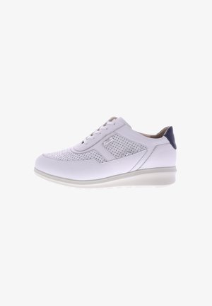 Witte vetersneaker met geperforeerd leren ontwerp en marineblauwe accent bij de hak. Rond rubberen zool en gladde textuur. Over het algemeen gestroomlijnd model.