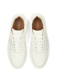 Sneakers bianchi in pelle con punta arrotondata, dettagli perforati, colletto imbottito e lacci piatti. L'interno è foderato in pelle color tannato.