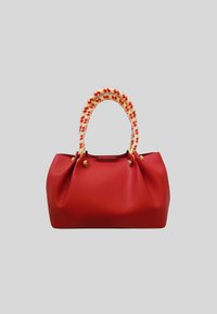 Borsa a mano in pelle rossa con superficie texture, dotata di un manico intrecciato in crema e rosso e dettagli in metallo dorato.