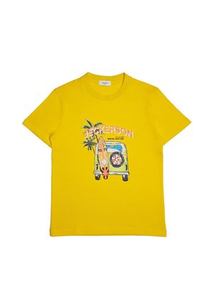 Maglietta gialla a maniche corte con grafica di un furgone verde, due tavole da surf, palme e testo "JECKERSON" e "SURFING GOOD TIME".
