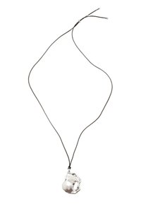 Collana con pendente in argento su corda nera. Il pendente ha una forma irregolare con una superficie liscia e una finitura riflettente. Lunghezza della corda regolabile.