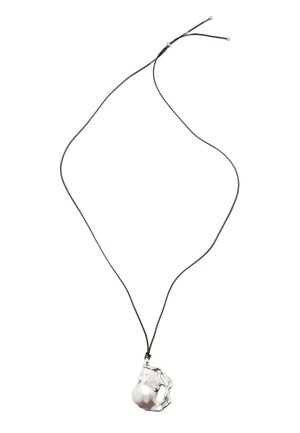 Sølvvedhængs halskæde på et sort snor. Vedhænget har en uregelmæssig form med en glat overflade og reflekterende finish. Justerbar snorlængde.