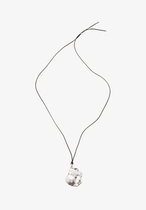 Sølvvedhængs halskæde på et sort snor. Vedhænget har en uregelmæssig form med en glat overflade og reflekterende finish. Justerbar snorlængde.