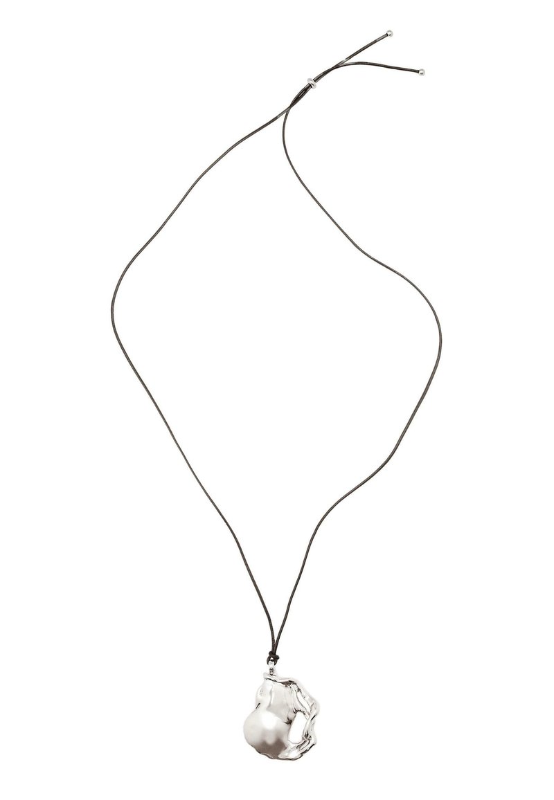 Collana con pendente in argento su corda nera. Il pendente ha una forma irregolare con una superficie liscia e una finitura riflettente. Lunghezza della corda regolabile.