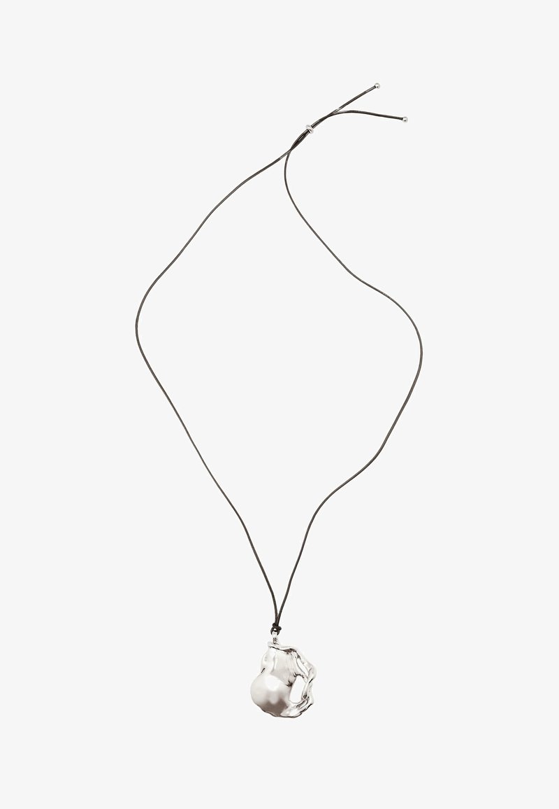 Silberne Anhänger-Halskette an einem schwarzen Band. Der Anhänger hat eine unregelmäßige Form mit einer glatten Oberfläche und einer reflektierenden Finish. Verstellbare Kordellänge.