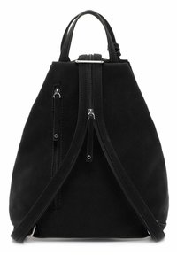 Czarny plecak wykonany z teksturowanej tkaniny, z dwoma zamykanymi na zamek kieszeniami, zaokrągloną górą i regulowanymi szelkami.