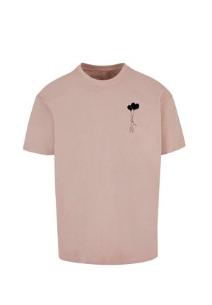 Helles rosa Baumwoll-T-Shirt mit Rundhalsausschnitt, versehen mit einer schwarzen Linienzeichnung eines Charakters, der zwei herzförmige Luftballons auf der Brust hält.