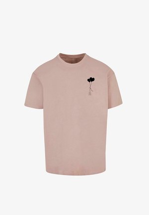 Lys pink bomulds t-shirt med rund hals, prydet med en sort linjearkitektur af en figur, der holder to hjerteformede balloner på brystet.